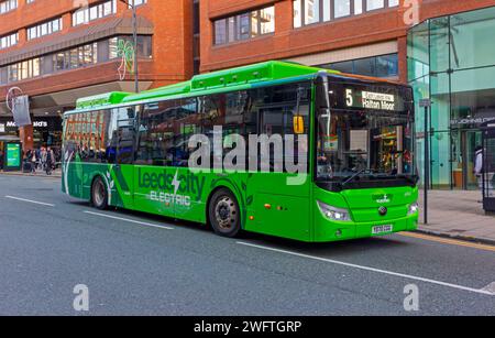 Yutong E 10 ein-Deck-Elektrobus, der im November 2023 auf der Route 5 im Stadtzentrum von Leeds in West Yorkshire, England, Großbritannien, verkehrte. Stockfoto