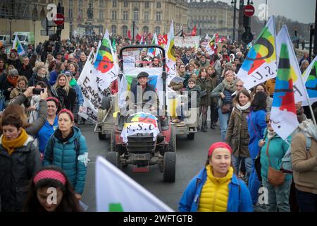 Bordeaux, Frankreich. Februar 2024. © PHOTOPQR/SUD OUEST/Laurent Theillet ; Bordeaux ; 01/02/2024 ; Manifestation enseignants, Grève du 1er février dans les écoles : la Manifestation à Bordeaux. Bordeaux le 1er février 2024. Foto Laurent Theillet/Sud Ouest Credit: MAXPPP/Alamy Live News Stockfoto