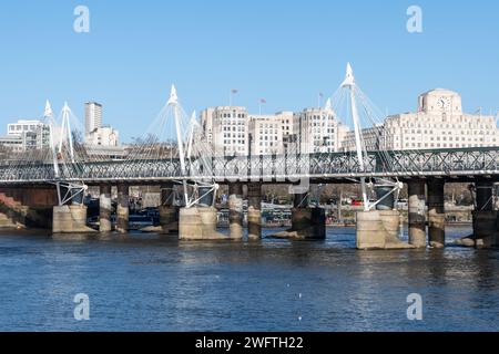 Blick auf die Hungerford Bridge und die Golden Jubilee Steps über die Themse in London an einem sonnigen Wintertag in England, Großbritannien Stockfoto