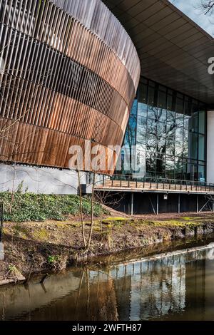 Das Royal Welsh College of Music and Drama spiegelt sich im Kanal durch den Bute Park in Cardiff wider. Architektonische Reflexion. Design. Symmetrie. Stockfoto
