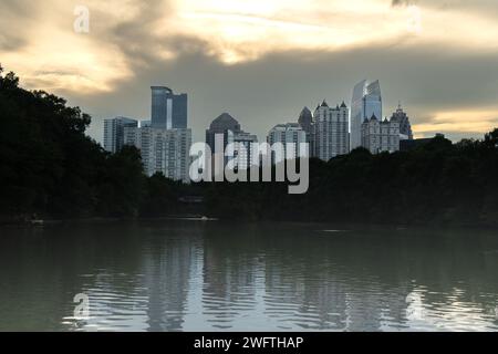 Panoramablick auf die Skyline von Atlanta und den See Clara Meer, aufgenommen vom beliebten Piedmont Park in Atlannta, GA Stockfoto