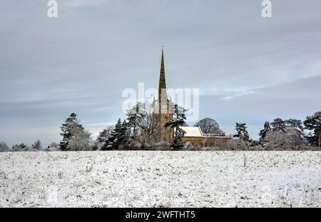 Eine Kirche am Horizont an Einem Wintertag Stockfoto