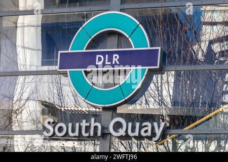 DLR Dockland Light Railway South Quay Station Schild, Isle of Dogs, East London, England, UK. DLR-Rundlauf Stockfoto
