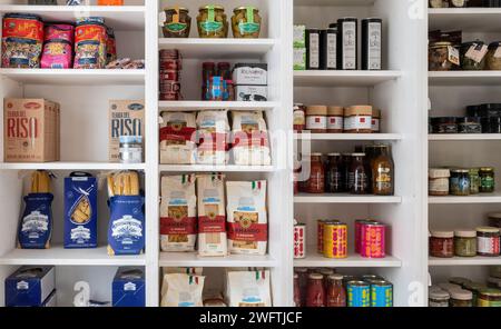 Auswahl an authentischen italienischen Gourmetgerichten oder Produkten zum Verkauf in einem italienischen Lebensmittelgeschäft oder mercato in London, Großbritannien. Stockfoto