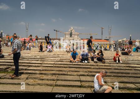 Lissabon, Portugal : Juli 4,2022 - das historische Gebäude des Rua Augusta Arch Square in Lissabon, Portugal, auf dem Prac do Comércio Commerce Square, voll mit Stockfoto