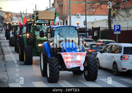 Eine Gruppe von Landwirten aus der Provinz Avellino äußerte am 29. Januar 2024 in Grottaminarda, Italien, ihre Ablehnung der Agrarpolitik der Europäischen Gemeinschaft. Friedlicher Protest durch den Einsatz ihrer Feldtraktoren mit exponierten verschiedenen Schildern mit verschiedenen Schriften alle zur Verteidigung der italienischen Landwirtschaft. Am Ende der langen Versammlung führten alle Teilnehmer eine lange friedliche Prozession durch die Straßen der Stadt Kampanien an der Grenze zu Apulien durch. Ähnliche Demonstrationen haben sich in den letzten Januartagen 2024 in vielen anderen Teilen Italiens vom Norden bis nach Italien ausgebreitet Stockfoto