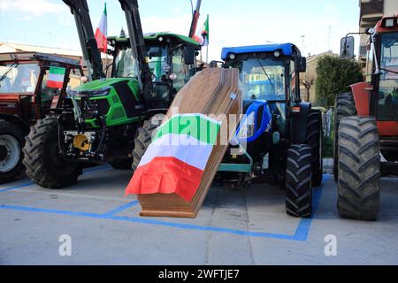 Eine Gruppe von Landwirten aus der Provinz Avellino äußerte am 29. Januar 2024 in Grottaminarda, Italien, ihre Ablehnung der Agrarpolitik der Europäischen Gemeinschaft. Friedlicher Protest durch den Einsatz ihrer Feldtraktoren mit exponierten verschiedenen Schildern mit verschiedenen Schriften alle zur Verteidigung der italienischen Landwirtschaft. Am Ende der langen Versammlung führten alle Teilnehmer eine lange friedliche Prozession durch die Straßen der Stadt Kampanien an der Grenze zu Apulien durch. Ähnliche Demonstrationen haben sich in den letzten Januartagen 2024 in vielen anderen Teilen Italiens vom Norden bis nach Italien ausgebreitet Stockfoto