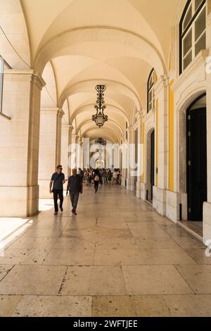 Lissabon, Portugal : Juli 4,2022 - das historische Gebäude des Rua Augusta Arch Square in Lissabon, Portugal, auf dem Prac do Comércio Commerce Square, voll mit Stockfoto