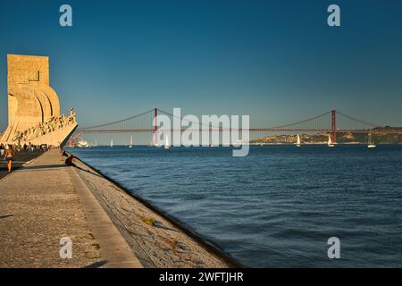 Lissabon, Portugal - 4. Juli 2022: Touristenmassen am beliebten Denkmal für die Entdeckungen (Padrao dos Descobrimentos) in Lissabon. Stockfoto