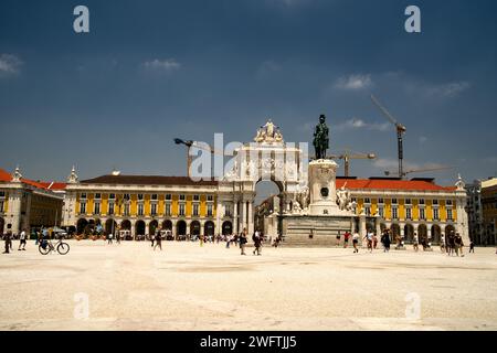 Lissabon, Portugal : Juli 4,2022 - das historische Gebäude des Rua Augusta Arch Square in Lissabon, Portugal, auf dem Prac do Comércio Handelsplatz. Stockfoto