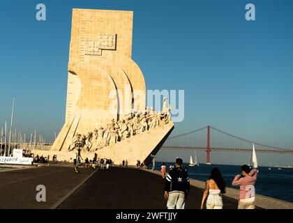 Lissabon, Portugal - 4. Juli 2022: Touristenmassen am beliebten Denkmal für die Entdeckungen (Padrao dos Descobrimentos) in Lissabon. Stockfoto