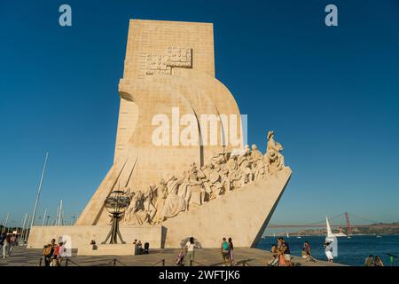 Lissabon, Portugal - 4. Juli 2022: Touristenmassen am beliebten Denkmal für die Entdeckungen (Padrao dos Descobrimentos) in Lissabon. Stockfoto