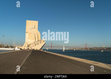 Lissabon, Portugal - 4. Juli 2022: Touristenmassen am beliebten Denkmal für die Entdeckungen (Padrao dos Descobrimentos) in Lissabon. Stockfoto