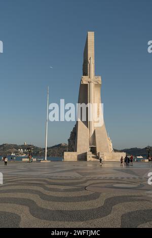 Lissabon, Portugal - 4. Juli 2022: Touristenmassen am beliebten Denkmal für die Entdeckungen (Padrao dos Descobrimentos) in Lissabon. Stockfoto