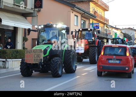 Eine Gruppe von Landwirten aus der Provinz Avellino äußerte am 29. Januar 2024 in Grottaminarda, Italien, ihre Ablehnung der Agrarpolitik der Europäischen Gemeinschaft. Friedlicher Protest durch den Einsatz ihrer Feldtraktoren mit exponierten verschiedenen Schildern mit verschiedenen Schriften alle zur Verteidigung der italienischen Landwirtschaft. Am Ende der langen Versammlung führten alle Teilnehmer eine lange friedliche Prozession durch die Straßen der Stadt Kampanien an der Grenze zu Apulien durch. Ähnliche Demonstrationen haben sich in den letzten Januartagen 2024 in vielen anderen Teilen Italiens vom Norden bis nach Italien ausgebreitet Stockfoto