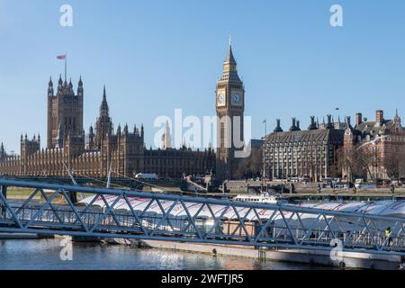 Blick auf Westminster, Houses of Parliament und Big Ben auf der anderen Seite der Themse von South Bank, London, England, Großbritannien an einem sonnigen Wintertag Stockfoto