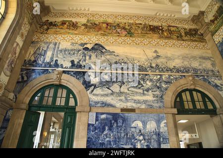 PORTO, PORTUGAL - Juli 6,2022: Lackierte Keramikfliesen (Azulejos) an den Wänden der Haupthalle des Bahnhofs Sao Bento in Porto. Bahnhofsgebäude Stockfoto