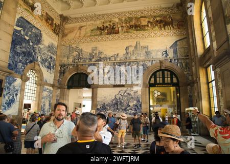 PORTO, PORTUGAL - Juli 6,2022: Lackierte Keramikfliesen (Azulejos) an den Wänden der Haupthalle des Bahnhofs Sao Bento in Porto. Bahnhofsgebäude Stockfoto