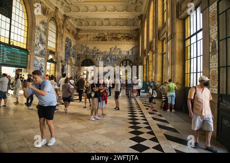 PORTO, PORTUGAL - Juli 6,2022: Lackierte Keramikfliesen (Azulejos) an den Wänden der Haupthalle des Bahnhofs Sao Bento in Porto. Bahnhofsgebäude Stockfoto