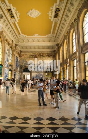 PORTO, PORTUGAL - Juli 6,2022: Lackierte Keramikfliesen (Azulejos) an den Wänden der Haupthalle des Bahnhofs Sao Bento in Porto. Bahnhofsgebäude Stockfoto