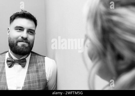 Augsburg, Bayern, Deutschland - 19. Januar 2024: Junge Braut und Bräutigam schauen sich bei ihrer Hochzeit verliebt in die Augen *** Junges Brautpaar schaut sich bei der Hochzeit verliebt in die Augen Stockfoto