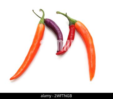 Buchstabe M aus rot-orange-violetten Chilischoten, alphabetisch, Großbuchstaben aus Chili, Pfeffer, für Text, Enzyklopädie, Kochbücher, veganes Mittagessen Stockfoto