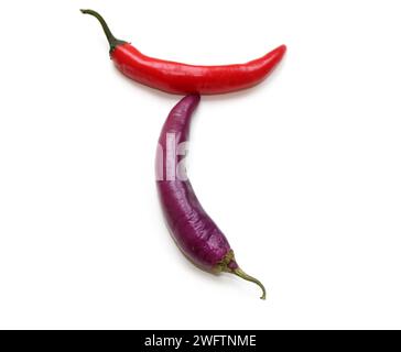 Buchstabe T aus rot-orange-violetten Chilischoten, alphabetisch, Großbuchstaben aus Chili, Pfeffer, für Text, Enzyklopädie, Kochbuch, veganes Mittagessen Stockfoto