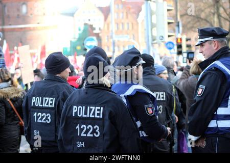 Stockfotos I Verkehr I Demo gegen rechts I 27.01.2024 Polizei, Polizisten Lübeck Ostholstein Schleswig-Holstein Deutschland *** Stockfotos I Verkehr I Demo gegen rechts I 27 01 2024 Polizei, Polizisten Lübeck Ostholstein Schleswig Holstein Deutschland Copyright: XLobeca/ArnoxReimannx Stockfoto