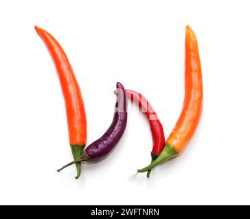 Buchstabe W aus rot-orange-violetten Chilischoten, alphabetisch, Großbuchstaben aus Chili, Pfeffer, für Text, Enzyklopädie, Kochbuch, veganes Mittagessen Stockfoto