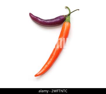 Nummer 7 aus rot-orange-violetten Chilischoten, Zahlen aus Chilis, Pfeffer, sieben für Enzyklopädie, Kochbücher, veganes Mittagessen, Brunch, Jubiläum Stockfoto