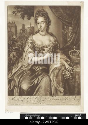 Porträt von Maria II. Stuart, Königin von England und Schottland, Jan Verkolje (I), 1660–1693 Druck Maria II. Stuart, Königin von England und Schottland und Ehefrau von Stadholder-König Willem III., sitzt auf einer Terrasse. Sie trägt einen Krönungsmantel und hat Blumen in der Hand. Auf einem Kissen neben ihr die Krone und ein Zepter. Im Hintergrund ein Garten mit einem Brunnen. Druckerei: Delftpublisher: Amsterdamer Papierbrunnen. Abzeichen und Symbole der Souveränität (Krone, Diadem, Zepter, Kugel, Siegel, Standard, Mantel, Brustwand). Krone (Symbol der Souveränität). perle; Perlenkette (+ Damenkleidung) Stockfoto