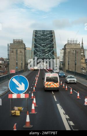 Newcastle, England, Großbritannien 1. Februar 2024 wurde mit den Arbeiten zur Vorbereitung der Bemalung der Tyne-Brücke begonnen, bei der Fahrspursperrungen auf der Straße erforderlich sind. Newcastle upon Tyne Stockfoto