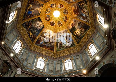 Das achteckige Dach der Fürstenkapelle, Teil des Museumskomplexes der Medici-Kapellen von Florenz, Italien Stockfoto