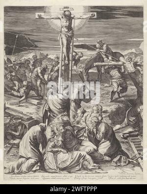 Kreuzigung Christi (mittlerer Teil), Aegidius Sadeler (II), nach Agostino Carracci, nach Jacopo Tintoretto, in oder nach 1582 Print Cross-Killing of Christ on Golgota. Christus hängt am Kreuz, die beiden Verbrecher werden links und rechts von ihm gekreuzigt. Longinus ist dabei, seine Lanze in die Seite Christi zu legen. Eine Gruppe Männer auf Pferden und Esel beobachten. Die Maria und Johannes trauern unter dem Kreuz. Lateinischer Text in STUDMARGE. Nach Druck von: Italien Malerei von: Venedig Papier mit Gravur der Kreuzigung Christi: Christi Tod am Kreuz; Golgatha (Matthäus 27:45-58; Markus 15:33-45; Lukas Stockfoto