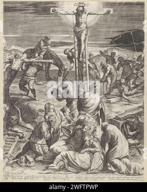 Kreuzigung Christi (mittlerer Teil), Agostino Carracci, nach Jacopo Tintoretto, 1589 Print Cross-Killing of Christ on Golgota. Christus hängt am Kreuz, die beiden Verbrecher werden links und rechts von ihm gekreuzigt. Longinus ist dabei, seine Lanze in die Seite Christi zu legen. Eine Gruppe Männer auf Pferden und Esel beobachten. Die Maria und Johannes trauern unter dem Kreuz. Lateinischer Text in STUDMARGE. Druckerei: Italien Gemälde von: Venicepublisher: VeniceVeniceItalien Papier Gravur der Kreuzigung Christi: Christi Tod am Kreuz; Golgatha (Matthäus 27:45-58; Markus 15:33-45; Lukas 23:44-52; Johannes 1 Stockfoto