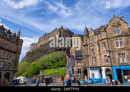 Edinburgh Castle und Cold Town House Restaurant und Bar ab Grassmarket in Edinburgh, Schottland, Großbritannien. Stockfoto