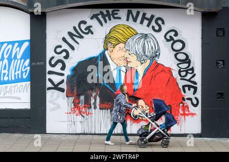 Bristol, UK. 24/02/17 Street Art Warnung über den Tod des NHS, Premierminister Mai + Präsident Trump küssen dargestellt in Stokes Croft ist Stockfoto