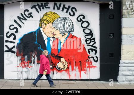 Bristol, UK. 24/02/17 Street Art Warnung über den Tod des NHS, Premierminister Mai + Präsident Trump küssen dargestellt in Stokes Croft ist Stockfoto