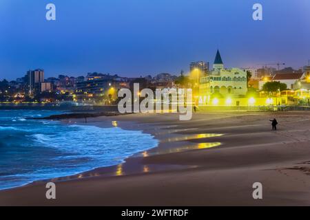 Tamariz Beach bei Nacht in Estoril, Portugal. Ferienort am Atlantik in der Gemeinde Cascais, Bezirk Lissabon. Stockfoto