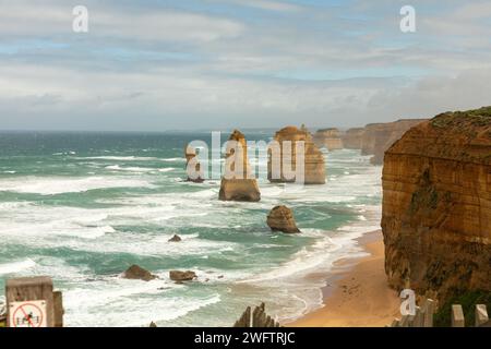 Ein Blick auf die prächtigen Twelve Apostles im Port Campbell National Park, Victoria, Australien. Die Kalksteinfelder sind an der Great Ocean Road. Stockfoto