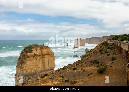 Ein Blick auf die prächtigen Twelve Apostles im Port Campbell National Park, Victoria, Australien. Die Kalksteinfelder sind an der Great Ocean Road. Stockfoto