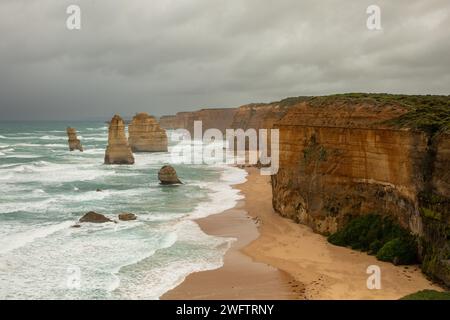 Ein Blick auf die prächtigen Twelve Apostles im Port Campbell National Park, Victoria, Australien. Die Kalksteinfelder sind an der Great Ocean Road. Stockfoto