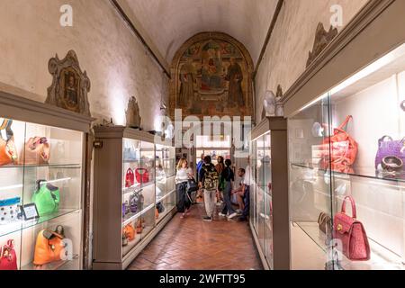 Leute, die einige der Lederwaren zum Verkauf in der Florentiner Lederschule, Sculoa del Cuoio, Florenz, Italien, durchsuchen Stockfoto