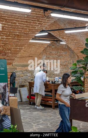 Erfahrene Lederarbeiter, die Lederwaren im Florence Schhool of Leather, Scuola del Cuoio, Florenz, Italien herstellen Stockfoto