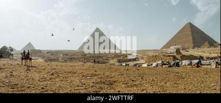 Menschen reiten Pferde in der Nähe der majestätischen Pyramiden Ägyptens Stockfoto