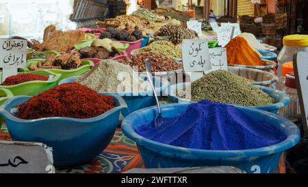 Die Gewürze werden auf dem lebhaften Markt in Luxor, Ägypten, präsentiert Stockfoto