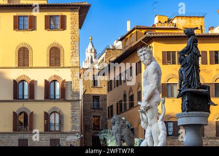 Eine Neptun-Statue am Neptun-Brunnen auf der Piazza della Signoria in der Nähe des Pallazo Vecchio in Florenz, Italien Stockfoto