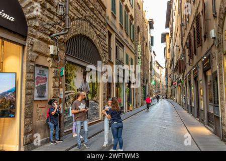 Man läuft entlang der Via della Condotta, einer Straße in Florenz, Italien Stockfoto