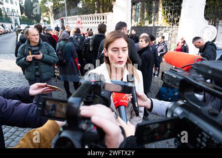 Rom, Rm, Italien. Februar 2024. Die Italia Viva-Partei fördert einen Flashmob vor der ungarischen Botschaft, um gegen die Haftbedingungen von Ilaria Salis zu protestieren. MARIA ELENA BOSCHI, Mitglied der Italia Viva-Partei in der Abgeordnetenkammer, spricht mit der Presse. (Kreditbild: © Marco Di Gianvito/ZUMA Press Wire) NUR REDAKTIONELLE VERWENDUNG! Nicht für kommerzielle ZWECKE! Stockfoto