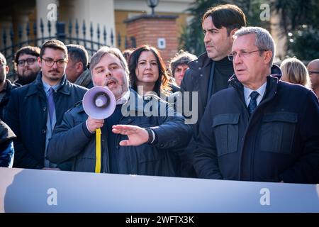 Rom, Rm, Italien. Februar 2024. Die Italia Viva-Partei fördert einen Flashmob vor der ungarischen Botschaft, um gegen die Haftbedingungen von Ilaria Salis zu protestieren. LUCIANO NOBILI, Mitglied der Italia Viva, hält eine Rede. (Kreditbild: © Marco Di Gianvito/ZUMA Press Wire) NUR REDAKTIONELLE VERWENDUNG! Nicht für kommerzielle ZWECKE! Stockfoto